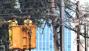 Sebelumnya, permasalahan kabel udara yang menjuntai kembali memakan korban. (Liputan6.com/Angga Yuniar)