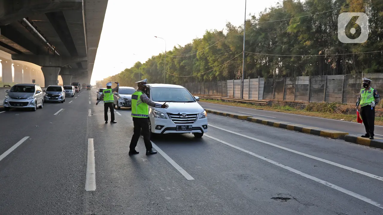 FOTO: Jelang Libur Idul Adha, KM 31 Tol Jakarta - Cikampek Disekat