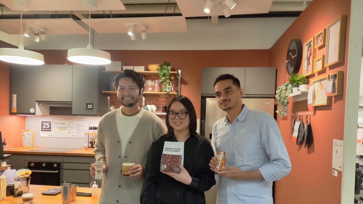 Menikmati Kopi Racikan Barista Kelas Dunia di Toko Furnitur