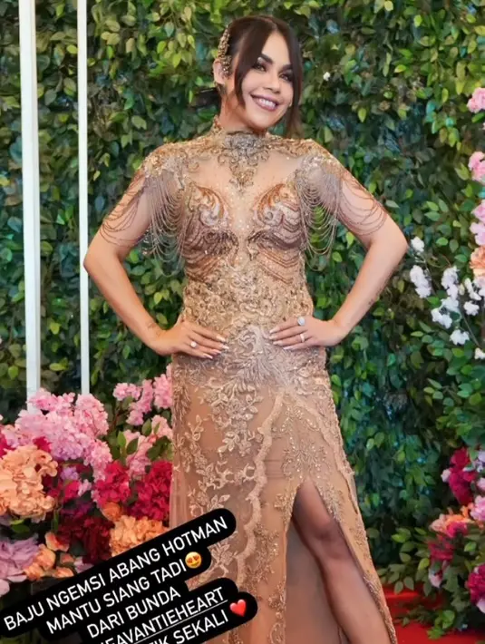 Sebagai MC, Melaney Ricardo nggak kalah menawan dengan dress kebaya modern karya Anne Avantie.[@melaney_ricardo]