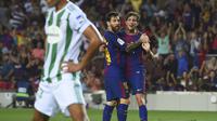 Lionel Messi dan Sergi Roberto merayakan gol ke gawang Real Betis pada laga perdana La Liga 2017-2018, di Camp Nou, Minggu (20/8/2017). (AFP/Josep Lago). 