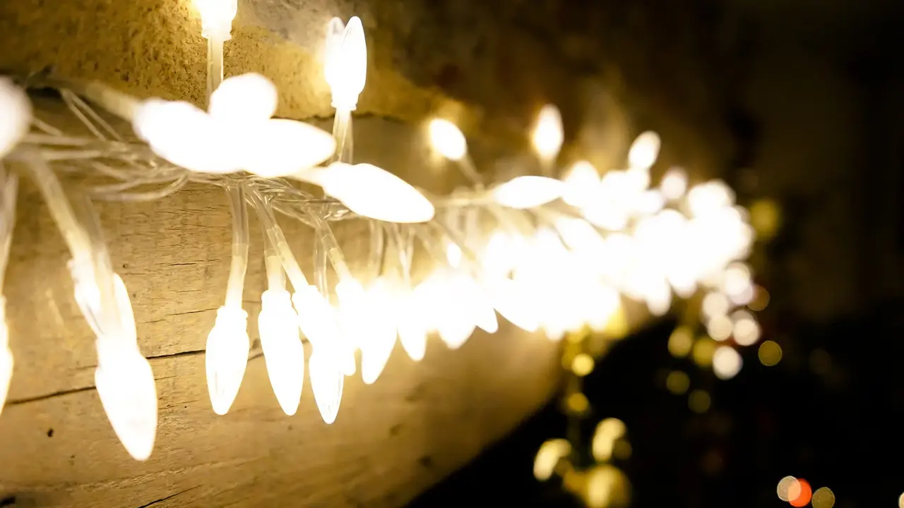 Rumah.com Ide Hias Kamar dengan Lampu Dekorasi