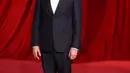 Jesse Plemons mengenakan tuksedo bertekstur biru tua, kemeja tuksedo poplin putih, dasi kupu-kupu satin hitam. Sepatu kulit hitam. Semua oleh Prada.[Prada]
