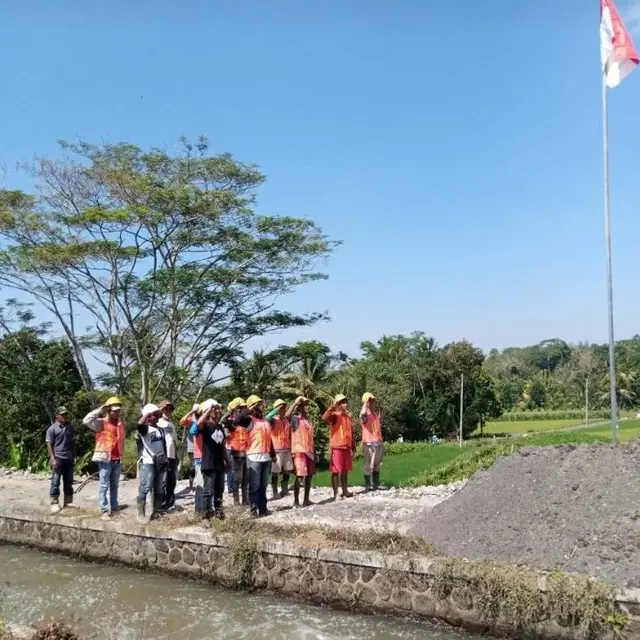 6 Potret Kuli Bangunan Upacara HUT Kemerdekaan RI Ini Penuh Rasa Bangga