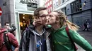 Kontes ciuman berantai di Kopenhagen, Denmark ini berhasil mengalahkan rekor dunia yang sebelumnya dengan 351 orang di Beijing 2001, Kamis (8/5/14). (AFP Photo/Scanpix Denmark)