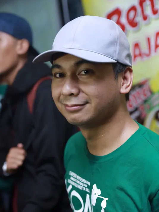  Puasa tahun ini, Raditya Dika mengaku tak banyak pekerjaan di luaran. Karenanya, ia pun lebih sering meluangkan waktu berkualitas bersama orang-orang terdekat, termasuk keluarga dan kekasihnya saat ini. (Galih W Satria/Bintang.com)