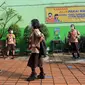 Sejumlah siswa saat uji coba kegiatan belajar tatap muka di SDN Kenari 07/08 Pagi, Jakarta, Rabu (9/6/2021). SDN Kenari 07/08 Pagi telah menjalani evaluasi (assesment) dan dinilai telah memenuhi persyaratan untuk pembelajaran tatap muka sesuai protokol kesehatan. (Liputan6.com/Herman Zakharia)