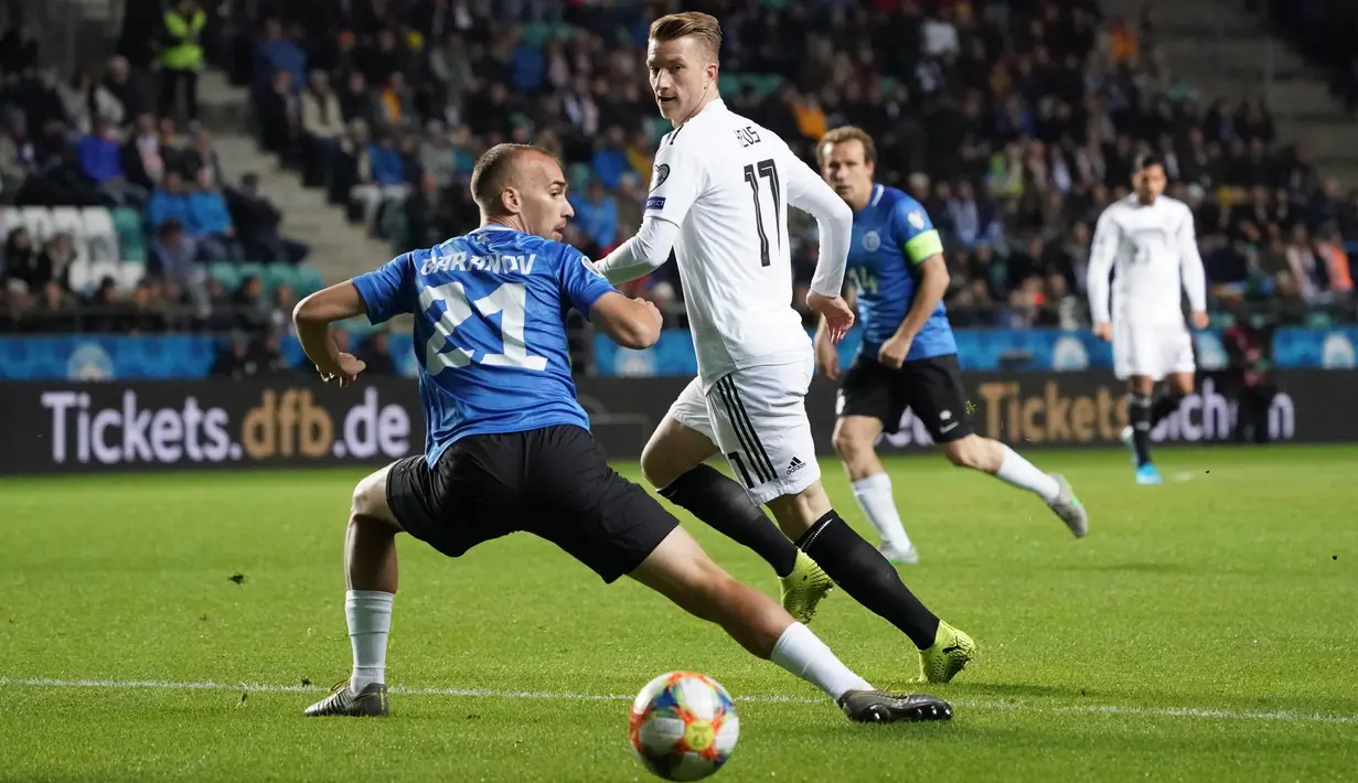 Gelandang Jerman, Marco Reus, berusaha melewati bek Estonia, Nikita Baranov, pada laga Kualifikasi Piala Eropa 2020 di Talinn, Minggu (13/10). Estonia kalah 0-3 dari Jerman. (AFP/Janek Skarzynski)