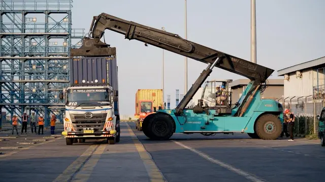 Tiga hari jelang pelaksanaan F1PowerBoat Danau Toba, logistik terus berdatangan. Sebanyak 15 kontainer dengan berat kurang lebih 120 ton untuk F1Powerboat tiba di Lapangan Sisingamangaraja XII di Balige. ( Dok PT Integrasi Aviasi Solusi)