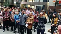 Pimpinan KPK Agus Rahardjo, Laode M Syarif, dan Saut Situmorang menggelar jumpa pers di KPK, Kamis (12/9/2019). (Liputan6.com/ Yopi Makdori)