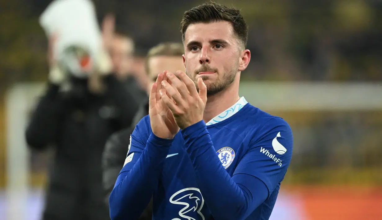 Gelandang Chelsea, Mason Mount memberi aplaus kepada suporter usai laga leg kedua babak 16 besar Liga Champions 2022/2023 menghadapi Borussia Dortmund di Dortmund, Jerman (15/2/2023). Masih menyisakan kontrak bersama Chelsea hingga 30 Juni 2024, Mason Mount dikabarkan segera menjadi milik Manchester United di awal musim 2023/2024 yang diamini jurnalis ternama Italia sekaligus pakar transfer sepak bola Eropa, Fabrizio Romano. (AFP/Ina Fassbender)