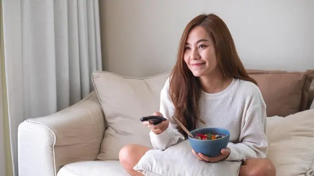 Ilustrasi menonton televisi/freepik.com/farknot