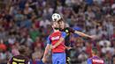 Pemain Manchester City, John Stones berebut bola dengan pemain Steaua Bucharest, Alexandru Tudorie (kiri) pada kualifikasi liga Champions di Stadion National Arena, Bucharest, Romania, Rabu, (17/8/2016) dini hari WIB. (AP/Andreea Alexandru)