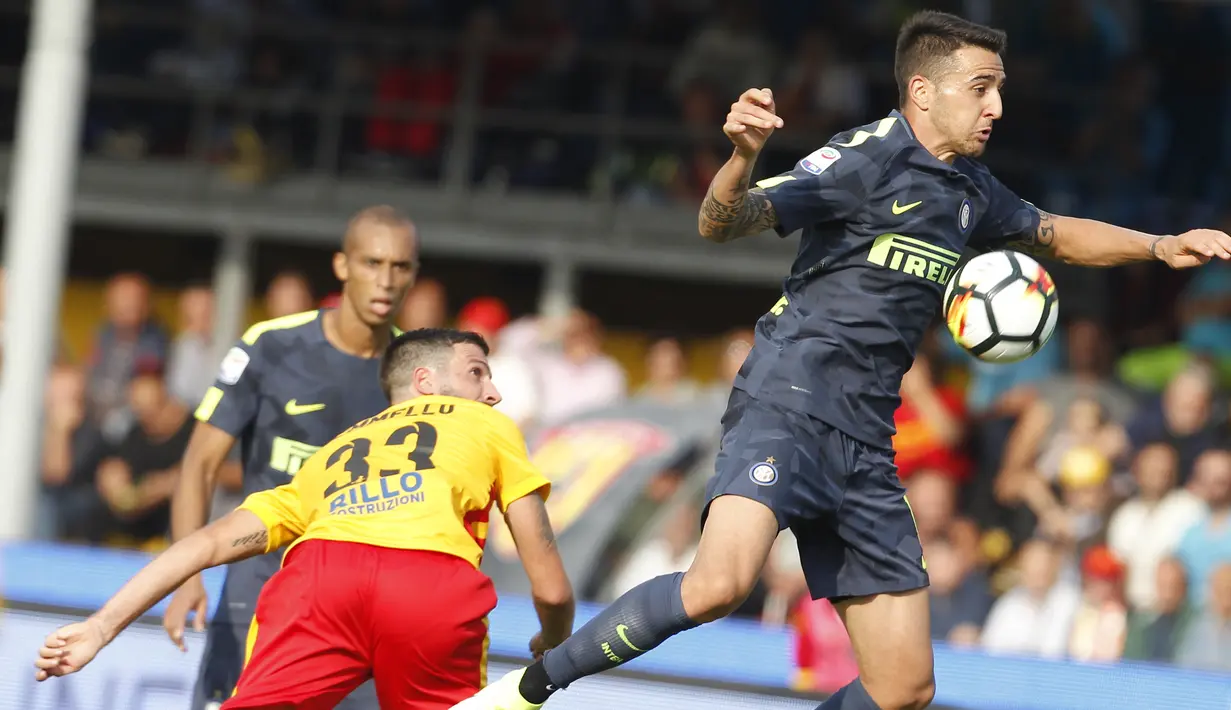 Pemain Inter Milan, Matias Vecino (kanan) mengontrol bola saat berduel dengan pemain Benevento, Pietro Iemmello pada lanjutan Serie A di Ciro Vigorito Stadium, Benevento, (01/10/2017). Inter Milan menang 2-1. (AFP/Carlo Hermann)