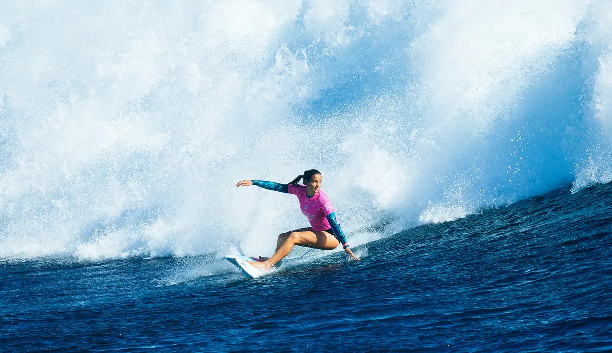 Pesalancar wanita asal Australia Sally Fitzgibbons menaklukan ombak besar saat memenangkan babak ketiga di Fiji Womens Pro di Cloudbreak pada hari Senin 30 Mei 2016. (© WSL/Sloane SOSIAL: @edsloane @wsl)