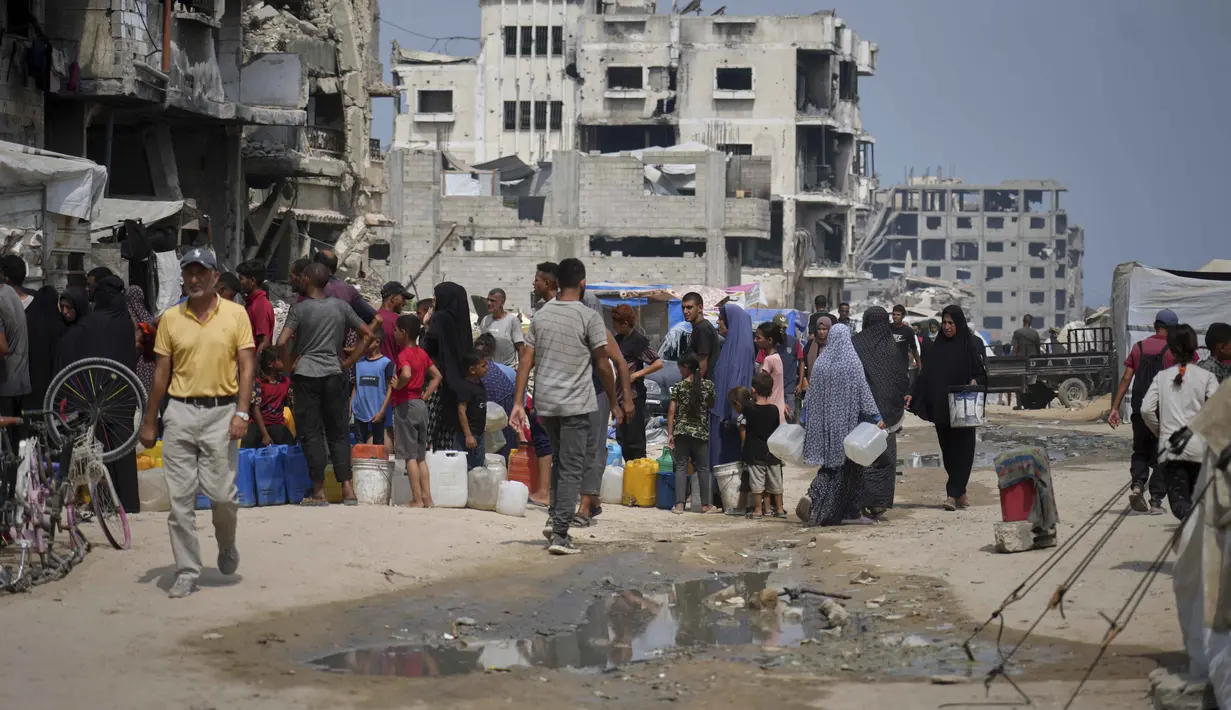 Di tengah panas terik musim panas, warga Palestina mengantre untuk mengambil air dari titik distribusi di Kota Gaza, Selasa 12 Agustus 2025. (AP Photo/Jehad Alshrafi)