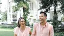 Rayakan anniversary pernikahan, Donna dan Darius tampil kompak pakai outfit nuansa pink pastel. Donna mengenakan dress dengan aksen ruffle, sementara Darius memadukan kemeja dan long pants. @dagnesia