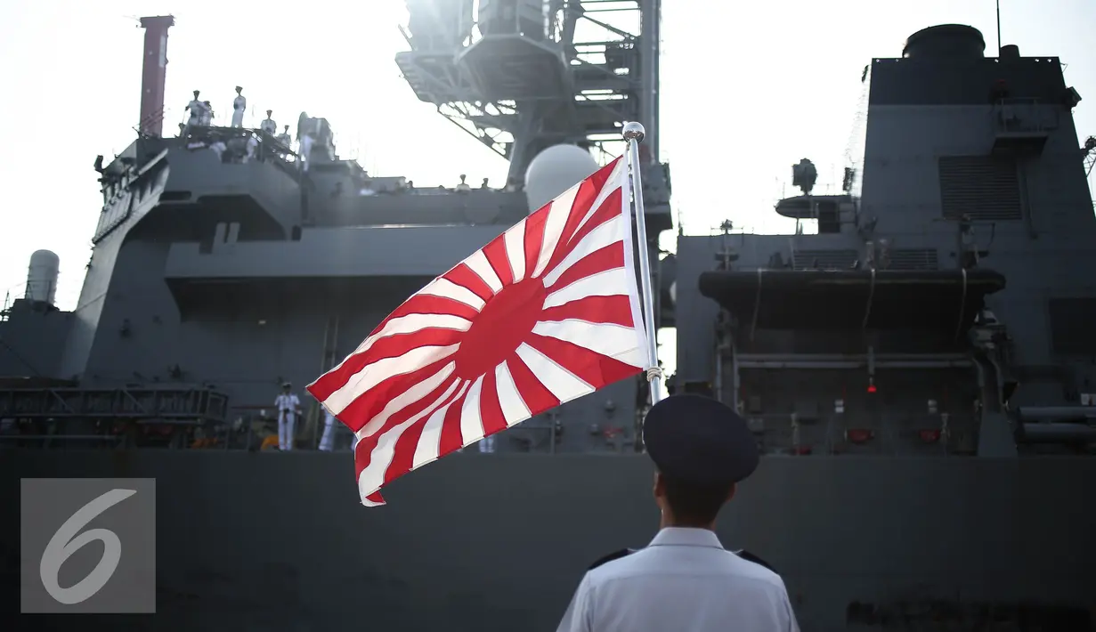 Kapal JS Yuudachi milik Jepang tiba di Pelabuhan Tanjung Priok, Jakarta, Senin (22/8). Kapal tersebut bersandar dari tanggal 22 - 24 Agustus. (Liputan6.com/Faizal Fanani)