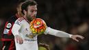 Pemain MU, Juan Mata, mengontrol bola saat laga melawan Bournemouth pada Liga Premier Inggris di Stadion Vitality, Inggris, Sabtu (12/12/2015). (AFP/Adrian Dennis)