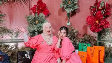 11 Potret Kompak si Kembar Tasya Farasya dan Tasyi Athasyia Berbalut Dress Pink Rayakan Ulang Tahun ke-30
