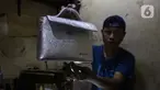 Perajin menyelesaikan pembuatan tas di ruang kerja usaha mikro, kecil, dan menengah (UMKM) pembuatan tas kulit Biyantie di kawasan Kalibata, Jakarta Selatan, Sabtu (9/11/2024). (Liputan6.com/Angga Yuniar)