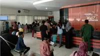 Antrean pencairan THR bagi pensiunan di Kantor Pos Cabang Kendari. (Liputan6.com/Ahmad Akbar Fua)