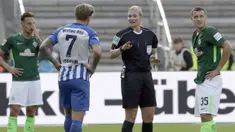 Wasit wanita, Bibiana Steinhaus (2kanan) saat memberikan penjelasan kepada pemain Hertha BSC Berlin dan SV Werder Bremen pada lag Bundesliga di Berlin, Jerman (10/9/2017). Laga tersebut merupakan debut Bibiana Steinhaus. (AP/Michael Sohn)