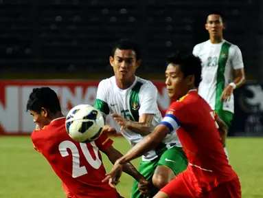 Gelandang Timnas Indonesia U-19, Maldini, kesulitan menembus kawalan dua pemain belakang Myanmar di Stadion GBK Jakarta, (7/5/2014). (Liputan6.com/Helmi Fithriansyah)