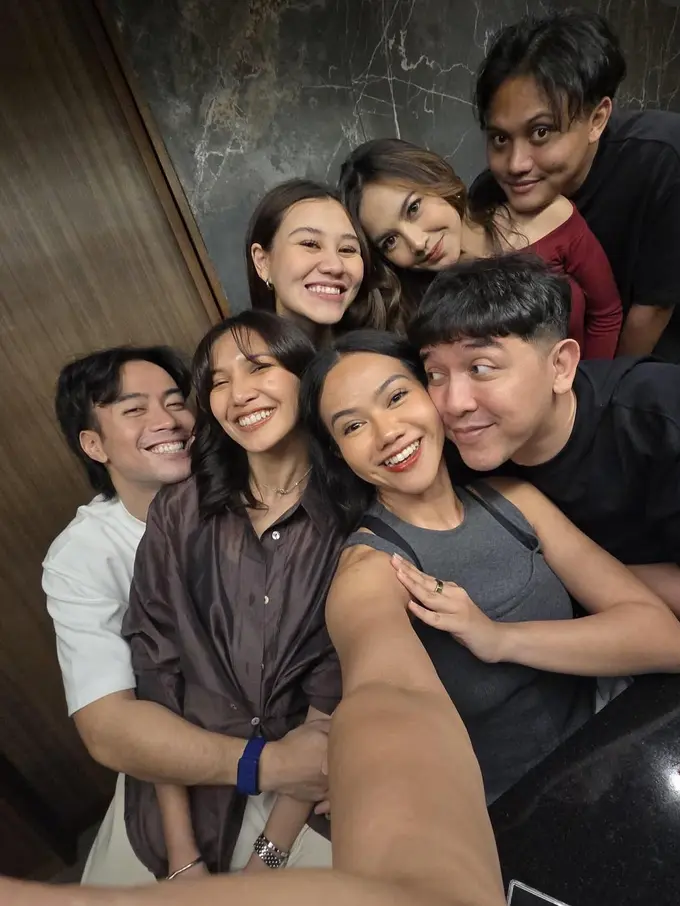 Gaya Kompak Couple Artis Berikan Kejutan Ulang Tahun Yura Yunita ke-34