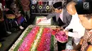 Ketua Gerakan Suluh Kebangsaan, Mahfud MD, Sekjend Alissa Wahid, dan Romo Benny ketika ziarah ke makam Gus Dur di Jombang, Jawa Timur, Rabu (20/2). Kegiatan ini dalam rangkaian Jelajah Kebangsaan. (Liputan6.com/Johan Tallo)