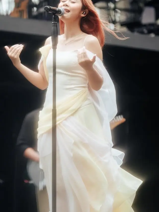 Pesona Nadin Amizah Dibalut Dress Vintage saat di Atas Panggung. [@cakecaine]