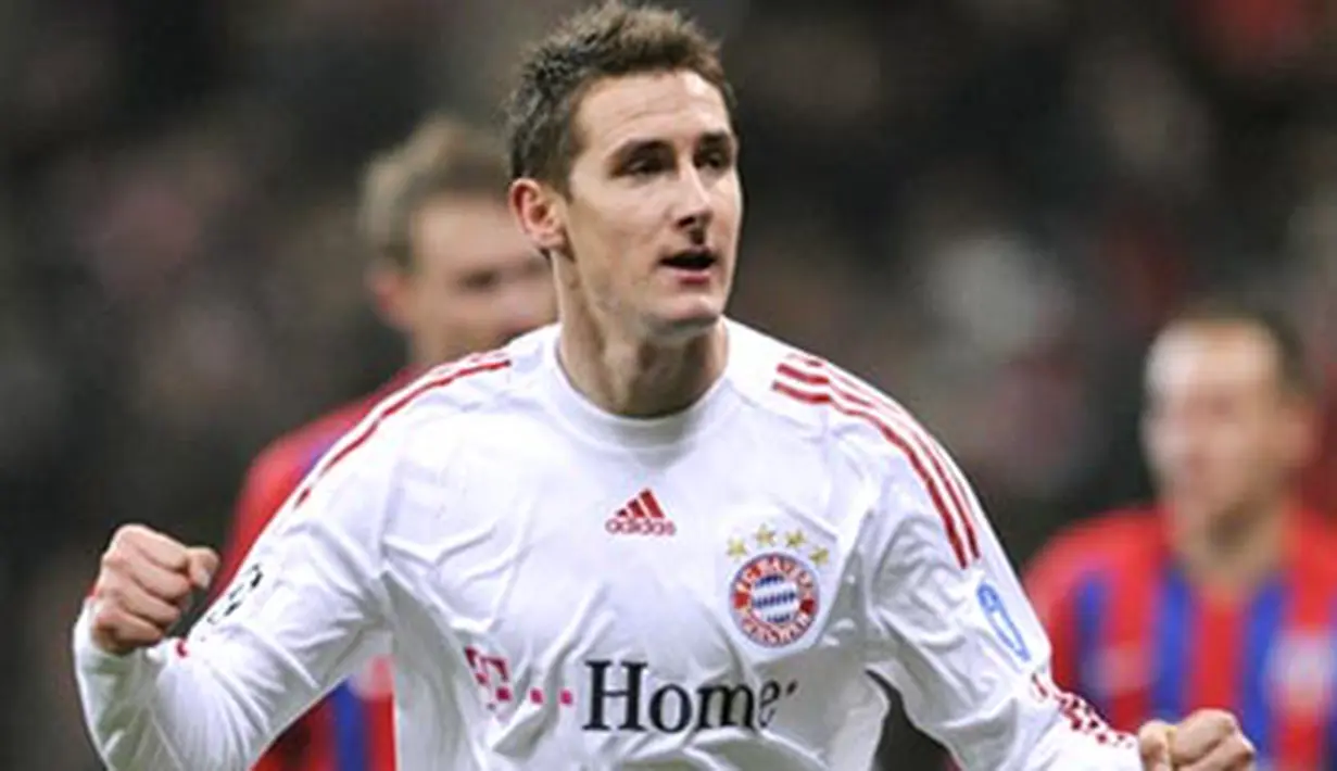 Bayern Munich's striker Miroslav Klose celebrates after scoring the 1-0 during the Bayern Munich vs Steaua Bucuresti in group F Champions League football match in Munich on November 25, 2008. AFP PHOTO/JOHN MACDOUGALL 