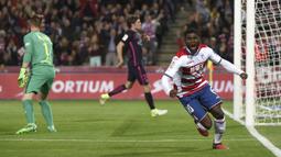 Gelandang Granada, Jeremie Boga, Melakukan selebrasi usai mencetak gol. Pada laga tersebut Granada bermain dengan skema 5-3-2 sementara Barcelona dengan strategi 4-5-1. (EPA/Miguel Angel Molina)