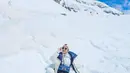 Bella Shofie main ice skating dengan penuh gaya. Ia memadukan baju musim dinginnya dalam nuansa putih dan biru. [Foto: Instagram/bellashofie_rigan]