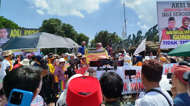 Massa menggelar demo di kawasan Patung Kuda Arjuna Wiwaha, Jakarta Pusat, Senin (22/4/2024). Aksi digelar di tengah sidang putusan sengketa Pilpres 2024 di MK.