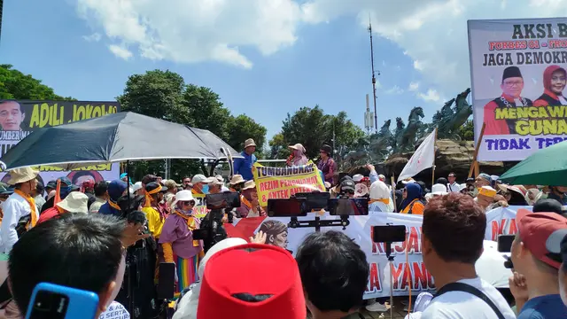 Massa menggelar demo di kawasan Patung Kuda Arjuna Wiwaha, Jakarta Pusat, Senin (22/4/2024). Aksi digelar di tengah sidang putusan sengketa Pilpres 2024 di MK.