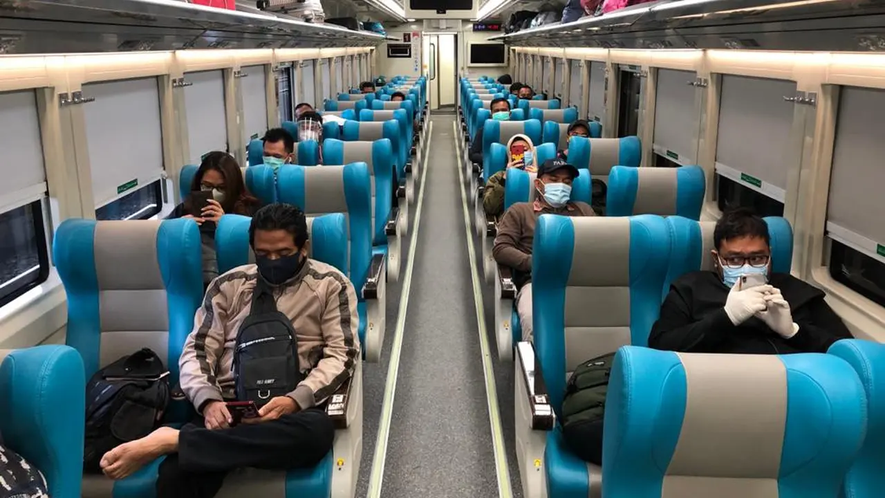 9 kereta api jarak jauh tetap beroperasi di Jatim. (Dian Kurniawan/Liputan6.com)