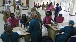 Warga binaan sosial menjalani screening sebelum disuntik vaksin Covid-19 AstraZeneca kepada warga binaan sosial di Panti Sosial Bina Insan, Cipayung, Jakarta, Selasa (14/9/2021). Sebanyak 180 warga binaan sosial telah menerima vaksin Covid-19 dosis pertama dan kedua. (Liputan6.com/Herman Zakharia)