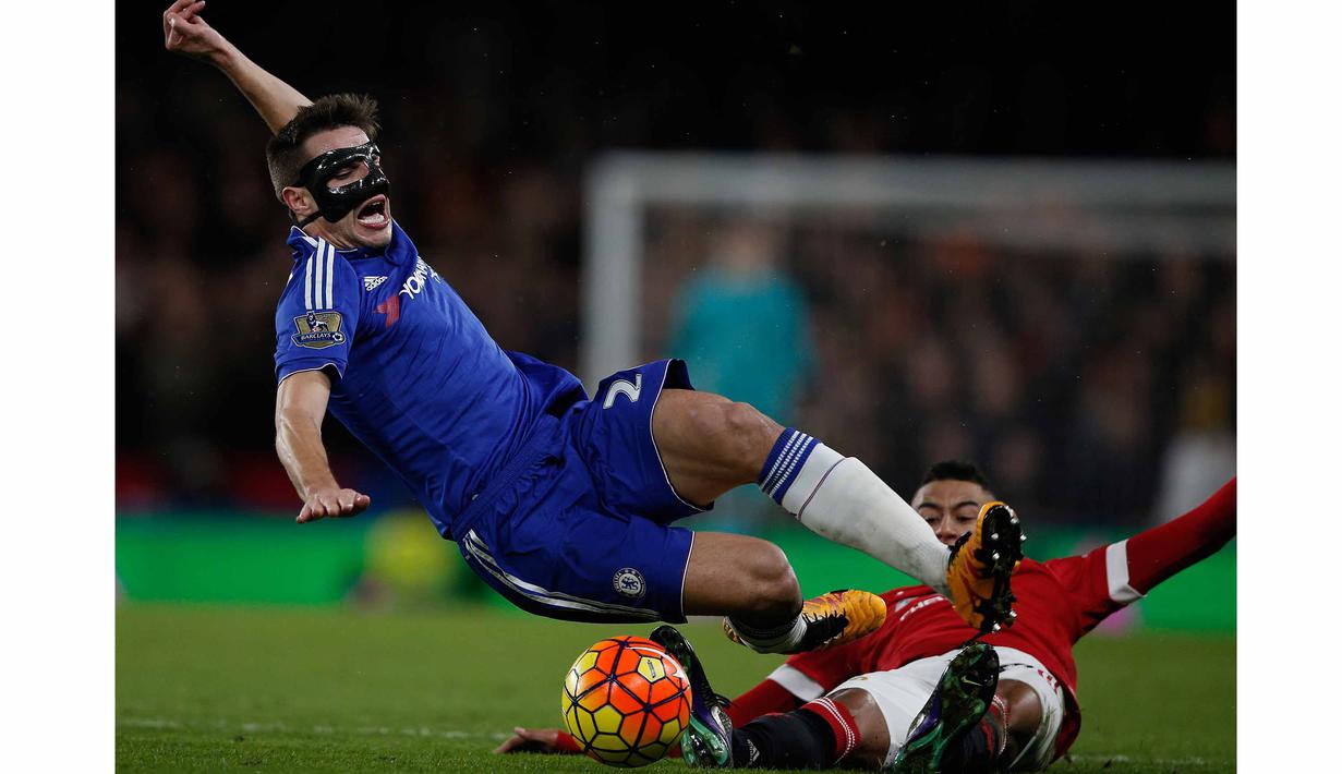 Pemain Chelsea, Cesar Azpilicueta (kiri) berebut bola dengan pemain Manchester United, Jesse Lingard pada lanjutan Liga Premier Inggris di Stadion Stamford Bridge, London, Senin (8/2/2016) dini hari WIB.  (AFP/Adrian Dennis)