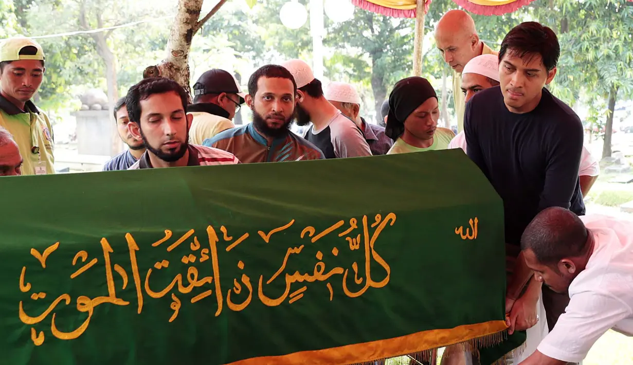 Berstatus sebagai anak angkat, namun Lucky sudah menganggap sang ibu sebagai ibu kandungnya sendiri. Di mata Lucky, sang ibu adalah wanita yang luar biasa yang bisa membesarkan dirinya sendirian. (Deki Prayoga/Bintang.com)