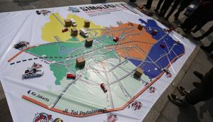 Gladi Simulasi Penerapan Pembatasan Sosial Berskala Besar (PSBB) di Kota Bandung di Plaza Balai Kota Bandung, Minggu (19/4/2020). (sumber foto : Humas Pemkot Bandung)