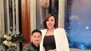 Dari obrolan bisnis kemudian berlanjut ke obrolan lebih intens. Merasa saling cocok, keduanya memutuskan untuk serius. Bahkan, sebelum menikah keduanya sempat menikmati liburan bersama hingga menjalankan ibadah umrah. [Instagram/nggawijaya88]