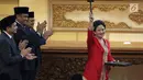 Ketua DPR RI 2019-2024 Puan Maharani mengangkat palu saat Sidang Paripurna di kompleks parlemen, Senayan, Jakarta, Selasa (1/10/2019). Sidang paripurna pelantikan pimpinan DPR dipimpin Abdul Wahab Dalimunthe. (Liputan6.com/Johan Tallo)