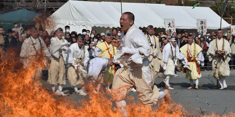 Aksi Ekstrem Biksu di Jepang Berjalan di Atas Bara Api