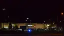 Suasana pusat perbelanjaan walmart setelah insiden penembakan seorang pria bersenjata di Thornton, Colorado, AS (/11). Dilaporkan dua Orang tewas dan seorang lainnya terluka dalam insiden ini. (AP Photo/P. Solomon Banda)