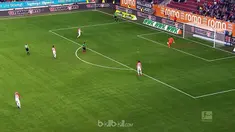 Berita video kiper Hannover, Philipp Tschauner, mungkin melakukan goal kick terburuk di Bundesliga. This video presented by BallBall.