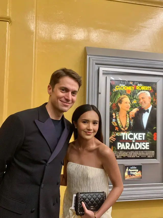 Beby Tsabina bertemu Lucas Bravo dalam gala premiere Ticket To Paradise di Amerika (Foto: Instagram bebytsabina)