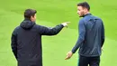 Pelatih Tottenham Hotspur, Mauricio Pochettino, berbincang dengan Hugo Lloris pada sesi latihan jelang laga semifinal Liga Champions di Stadion Johan Cruyff, Rabu (8/5). Tottenham Hotspur akan menghadapi Ajax Amsterdam . (AFP/Emmanuel Dunand)