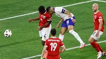 Pemain Prancis, Kylian Mbappe, menabrak bahu pemain Austria, Kevin Danso, dalam partai pertama Grup D Euro 2024 di Merkur Spiel-Arena, Dusseldorf, Selasa (18/6/2024). (AFP/Kenzo Tribouillard)