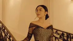 Masih ada sebuah catatan menarik dari penampilan Ariel Tatum di runway Le Defile L'Oreal Paris di Paris Fashion Week Spring Summer 2023. Selain melenggang di catwalk, bintang film Sayap-sayap Patah menghadiri gala dinner yang digelar L'Oreal Paris. Penampilannya dalam jamuan makan malam tak kalah memukau berkat busana Tara Gemilang dari kain songket Aceh. (Foto: Dok. Instagram @didietmaulana)